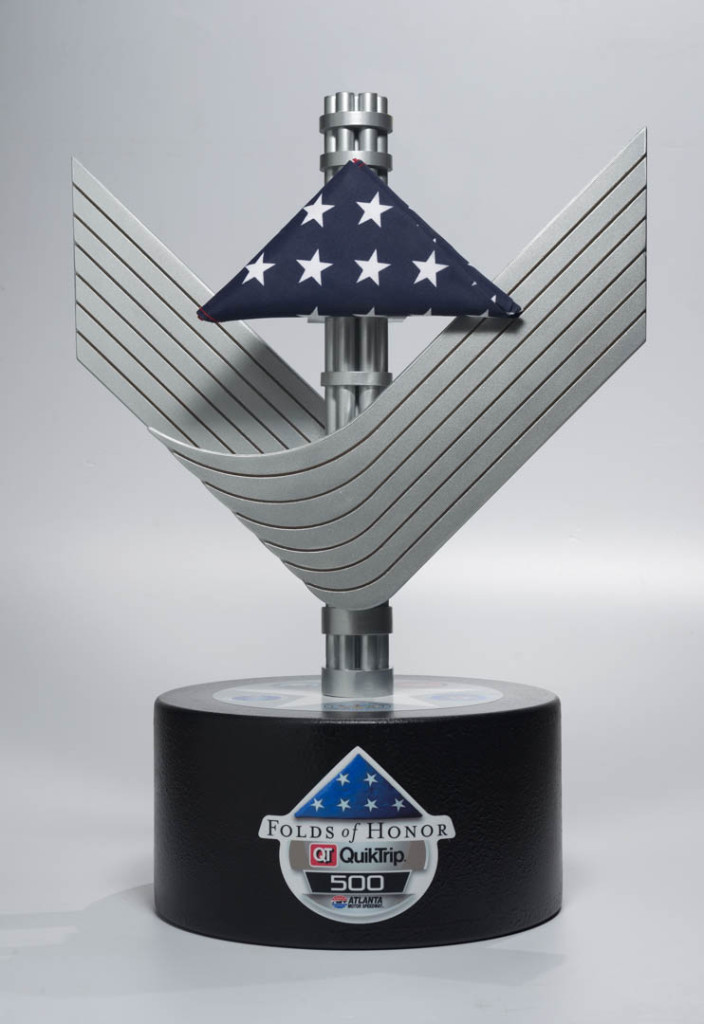 Trofej závodu Folds of Honor 500 (Fotografie: thinklittle.com, Little Mountain Inc. 2001-2016)