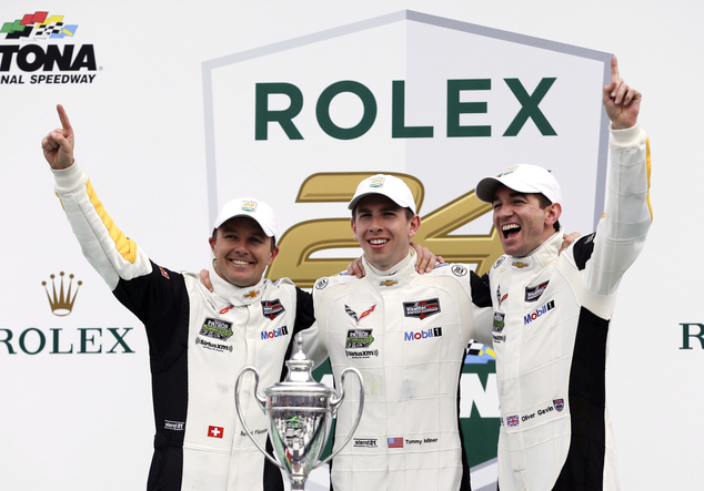 Vítězové třídy GT LeMans (zleva Švýcar Marcel Fassler a britové Tommy Miner a Oliver Gavin)