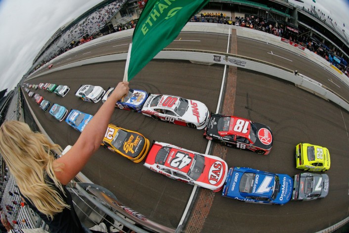 Green-flag-in-the-Indianapolis-Xfinity-Series-race-1800x1200